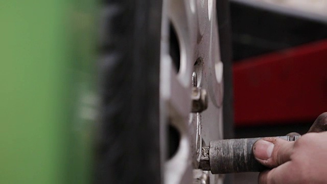 机械师拧车轮上的轮毂盖视频素材