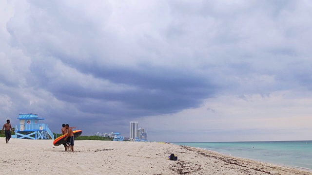 美国迈阿密海滩下雨的天空湾生活附近的海洋4k佛罗里达视频素材
