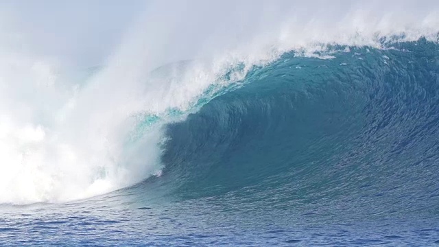 巨大的蓝色海浪撞击在慢动作视频素材