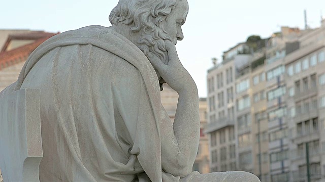 特写大理石雕像的哲学家苏格拉底视频素材