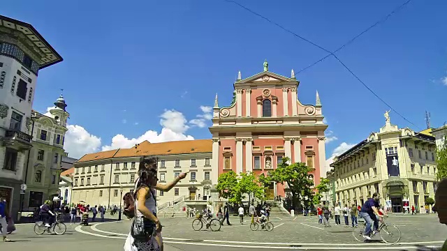 斯洛文尼亚卢布尔雅那的Preseren广场和方济会教堂视频下载