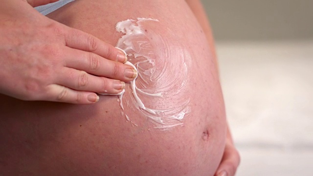 孕妇在腹部涂乳液视频下载