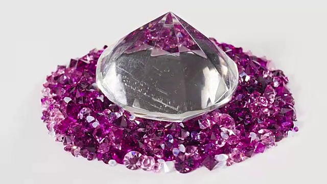 巨大的钻石与许多小宝石宝石旋转在白色视频下载