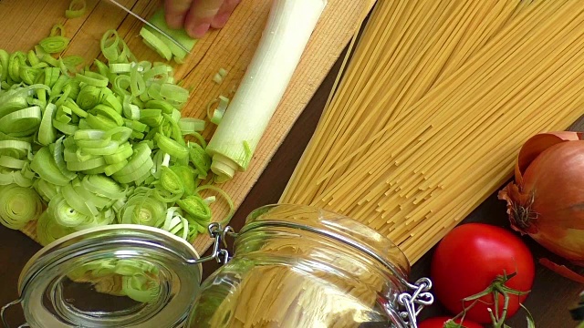 切韭菜做汤视频素材
