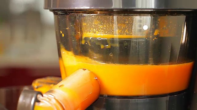 榨汁机特写制作新鲜橙汁。视频素材