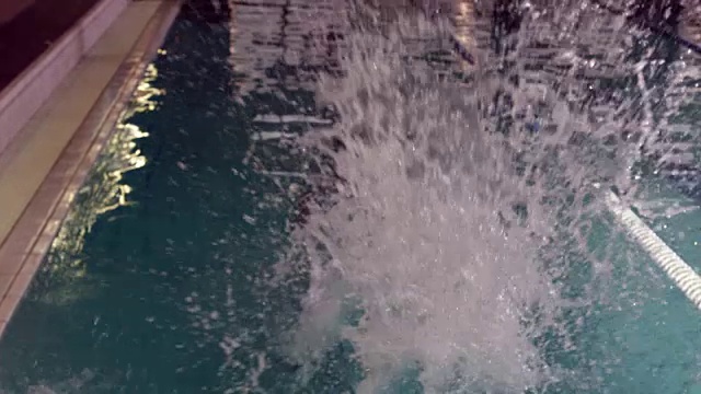 游泳者跳水入池的裁剪视图视频素材