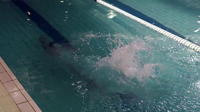 游泳者跳水入池的裁剪视图视频素材