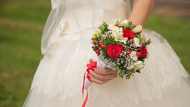 新娘手捧婚礼花束视频下载