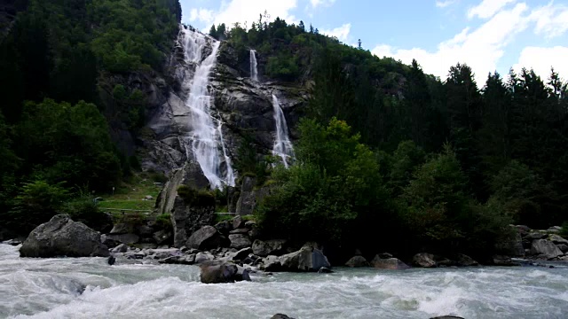 意大利阿尔卑斯山的纳迪斯瀑布视频下载