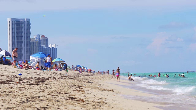 美国迈阿密夏日周末拥挤海滩4k佛罗里达视频素材