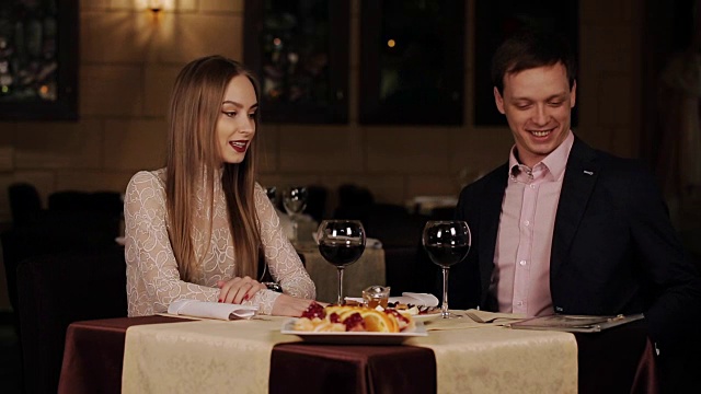 浪漫的约会情侣在餐厅里视频下载