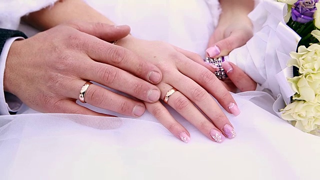 新婚夫妇的手拿着结婚戒指结婚视频下载