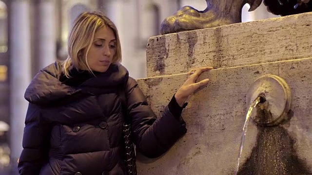 在罗马圣彼得广场喷泉附近的一个悲伤的女人:悲伤，沮丧视频素材