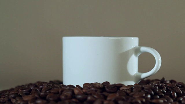 一杯烘培的咖啡豆视频素材
