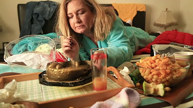 抑郁女性吃蛋糕视频素材