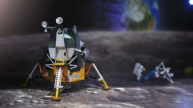 宇航员，宇航员和宇宙飞船在月球上。视频下载
