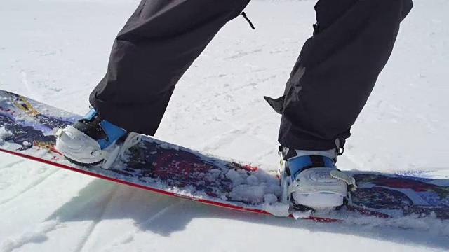 慢动作近景:滑雪板运动员在滑板上表演特技视频下载