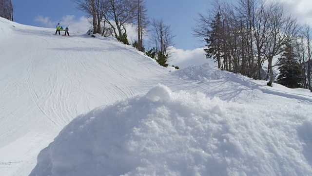 慢动作近景:极限滑雪板跳跃大空中踢球在阳光明媚的冬天在山雪公园视频素材