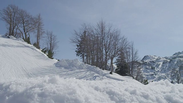 慢动作近景:职业滑雪板跳跃大空中踢滑雪板比赛视频素材