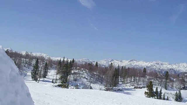 慢镜头特写:自由式滑雪者跳跃和旋转在美丽的雪山视频素材