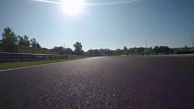 低角度视角:赛车在赛道上快速行驶视频素材