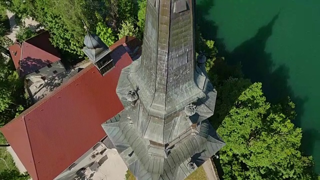 空中特写:在一个美丽的阳光明媚的夏天，飞上湖流血著名的教堂塔视频下载
