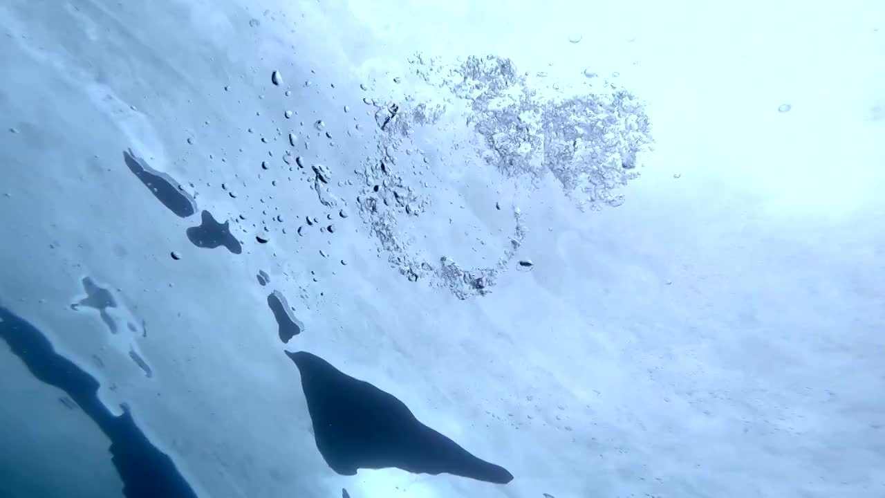 在冰下屏住呼吸的潜水员视频素材