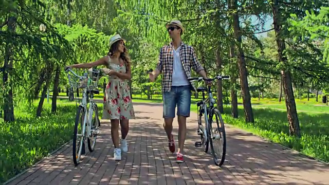 骑自行车的人恋爱视频素材