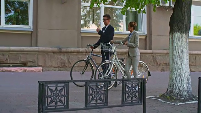 商业人士在自行车步道视频下载