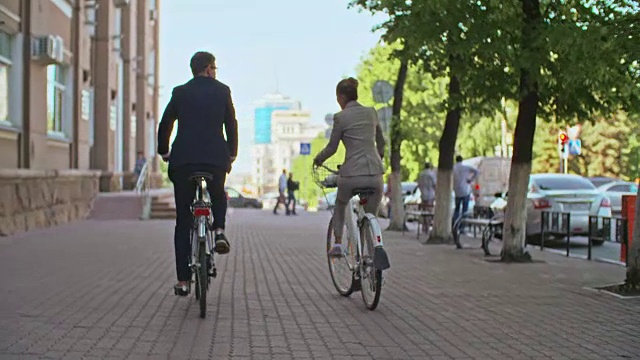 沿街骑自行车的同事视频素材