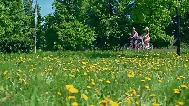 休闲骑自行车视频素材