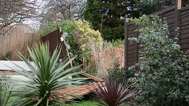 花园围栏遭风暴破坏视频素材