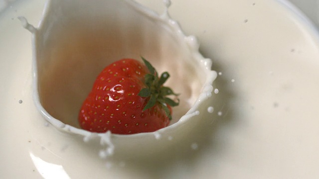 草莓掉在牛奶里视频素材