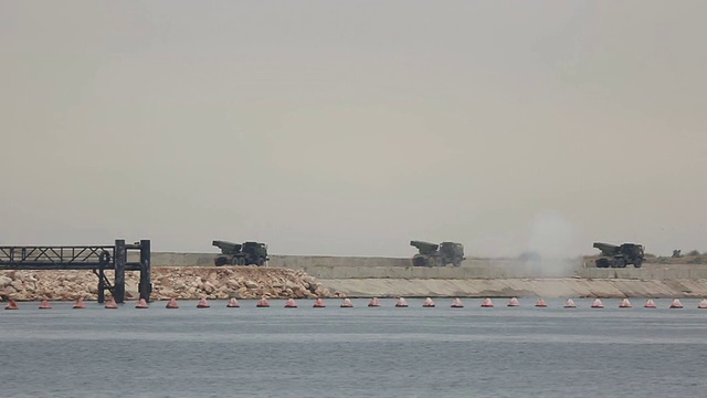 火箭齐射-火箭炮攻击海岸视频素材