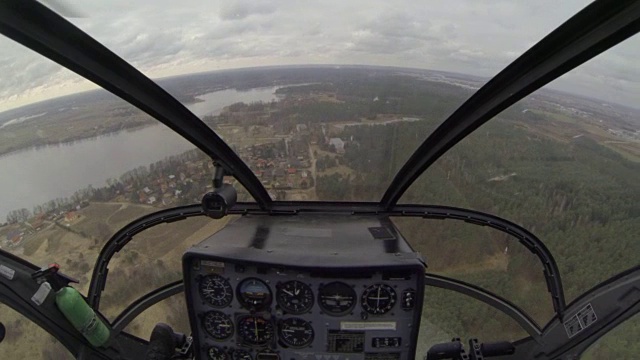 鸟瞰图从飞行的直升机视频素材