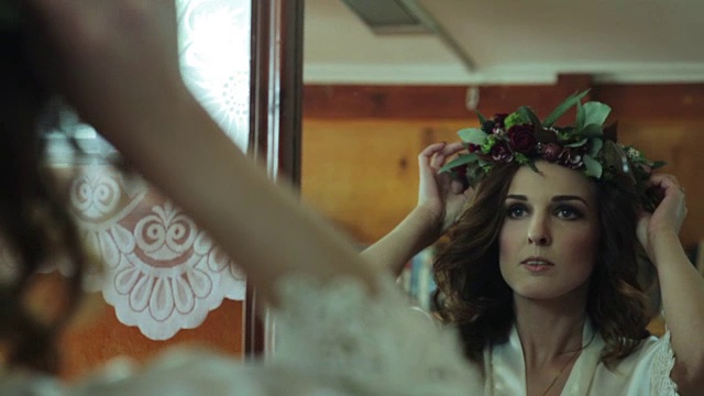 女人把花环戴在头上对着镜子视频素材