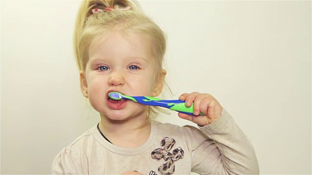 小女孩正在刷牙视频下载