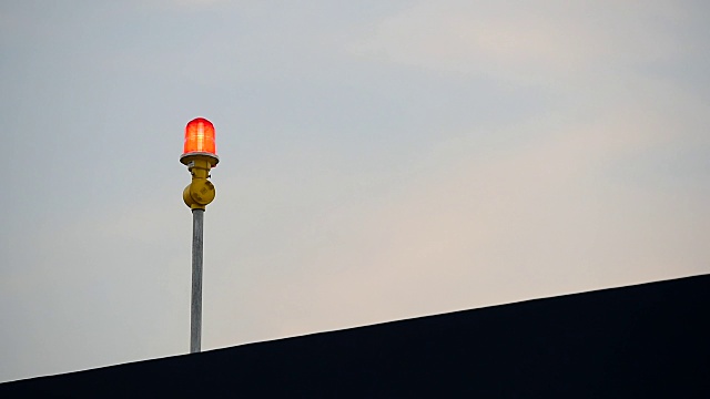高层建筑楼顶的飞机警告灯在傍晚视频素材