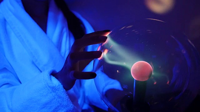 一个年轻巫师的手创造了一个魔法球体视频下载