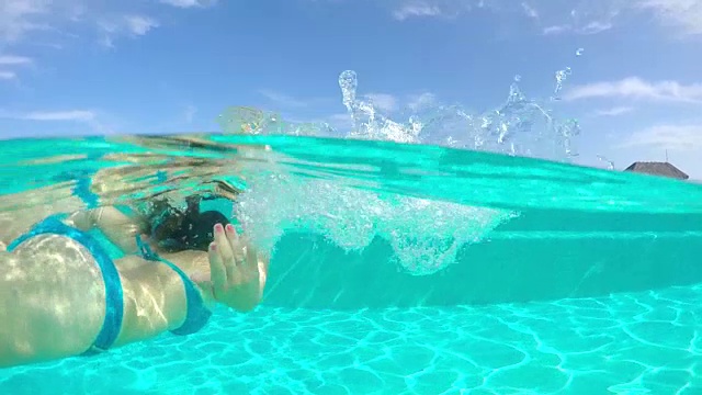 慢动作特写:女子游泳通过镜头在游泳池视频素材
