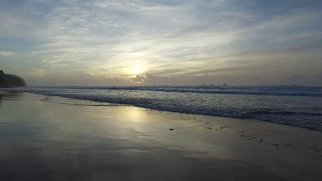 日落时分，葡萄牙菲格埃拉斯谷海滩上的大西洋视频素材