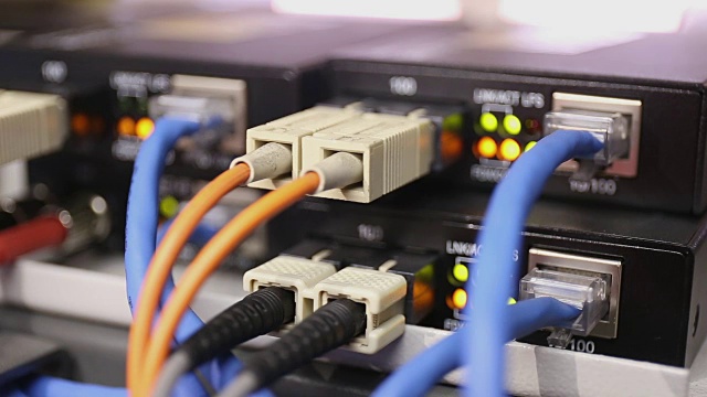 详细信息从加载和工作的网络交换机与光纤介质转换器视频素材