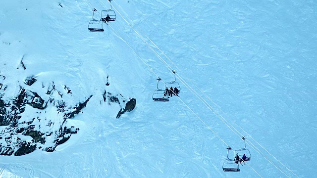 滑雪缆车在陡峭的雪覆盖的山坡视频素材