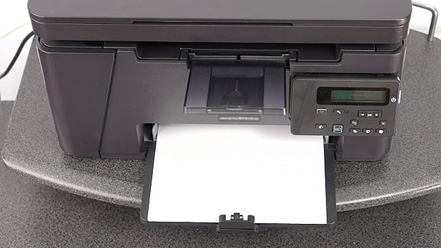 用激光打印机打印文件视频素材