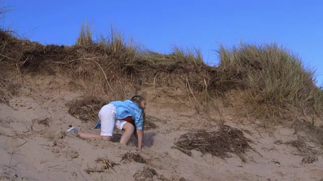 女孩从沙丘上跳下来的慢镜头视频下载