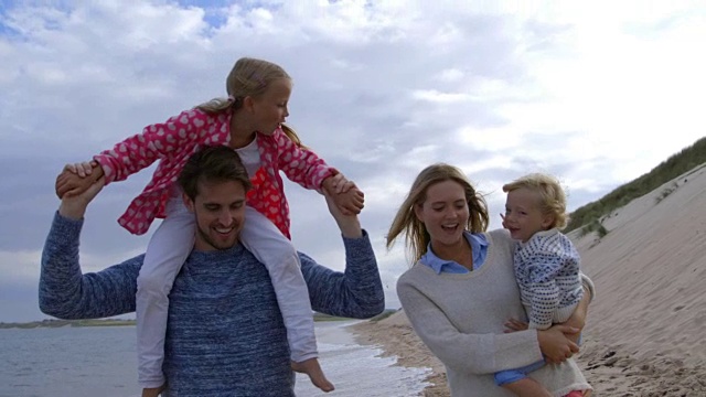 一家人在海边度假的慢动作拍摄视频素材