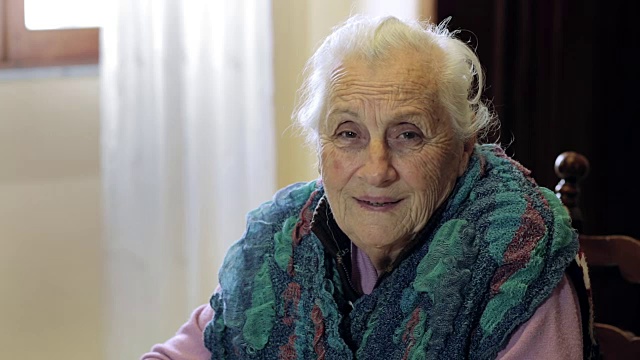 宁静的老妇人微笑在cam:年长，古老，年老，视频素材