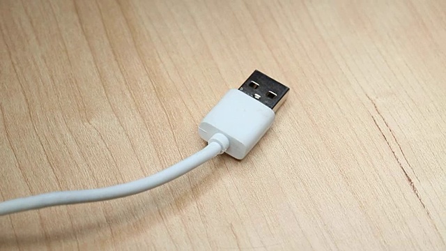 USB白色电缆在旋转台上视频下载