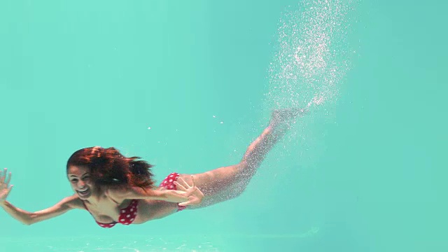 微笑的女人在水下游泳视频下载