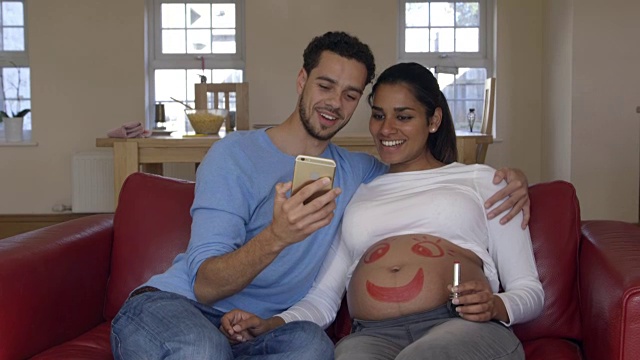 一对夫妇在孕妇的肚子上自拍视频下载